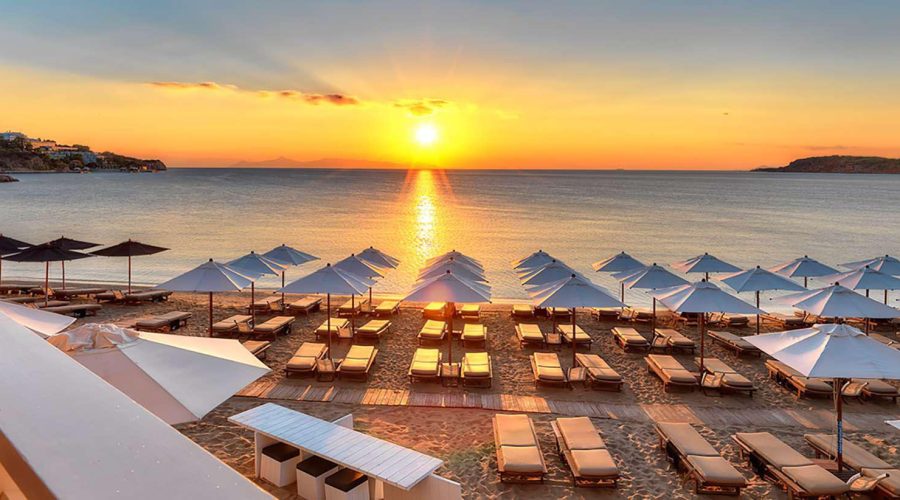 Παραλίες με Γαλάζια Σημαία κοντά στην Αθήνα: Αποδράσεις για καθαρές βουτιές και εύκολη πρόσβαση με τη WheelDot